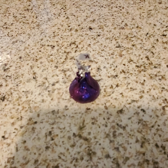 Kobe Bryant Hershey kiss - Picture 1 of 1